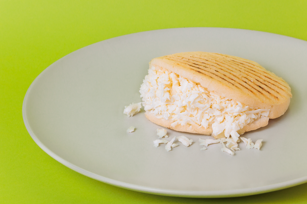 [067] AREPA CON QUESO RALLADO